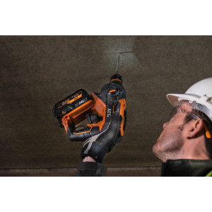 Пример сверления в потолке AEG Powertools BBH18C-0 4935464984 (без АКБ)