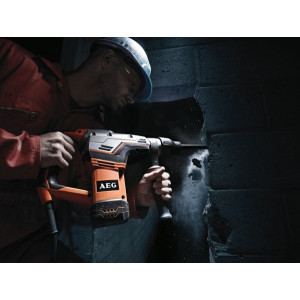 Перфоратор AEG Powertools KH 5 G 4935418160 в процессе работы