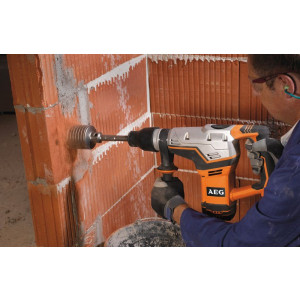 Перфоратор AEG Powertools KH 5 G 4935418160 в работе