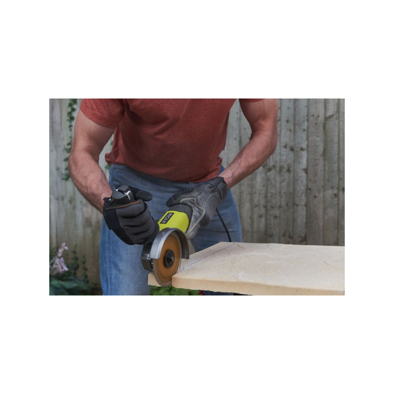 Угловая шлифмашина Ryobi RAG800-125G 5133002491 в процессе резки дерева