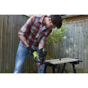 Угловая шлифмашина Ryobi RAG1010-125SF 5133002497 режет металл