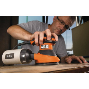 Эксцентриковая шлифмашина AEG Powertools EX 125 ES 4935416100 в процессе работы