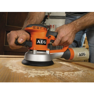 Эксцентриковая шлифмашина AEG Powertools EX 150 ES 4935443290 в процессе работы
