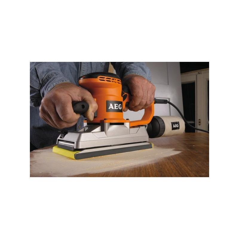 Вибрационная шлифмашина AEG Powertools FS 280 в процессе работы