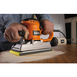 Вибрационная шлифмашина AEG Powertools FS 280 в процессе работы