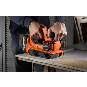 Ленточная шлифмашина AEG Powertools BHBS 18-75BL 4935459582 (без АКБ) в процессе работы
