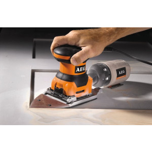 Вибрационная шлифмашина AEG Powertools FDS 140 4935416090 в рабочем процессе