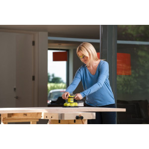 Вибрационная шлифмашина Ryobi RSS280-SA30 5133003680 в рабочем процессе