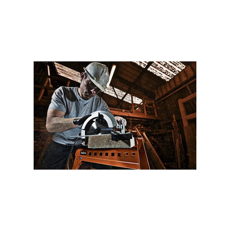 Циркулярная пила AEG Powertools KS 66-2 4935446675 в работе