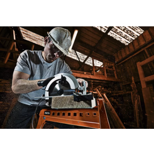 Циркулярная пила AEG Powertools KS 66-2 4935446675 в работе