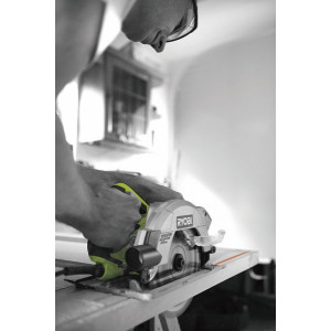 Циркулярная пила Ryobi RCS1600-PG 5133002780 в работе