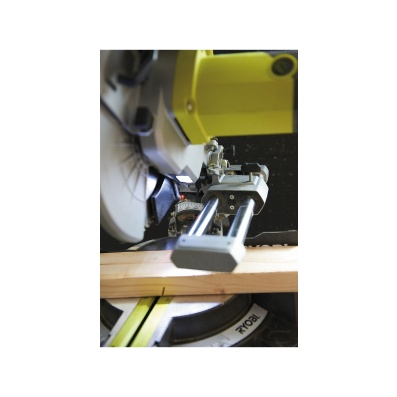 Торцовочная пила Ryobi EMS254L 5133001202 в работе