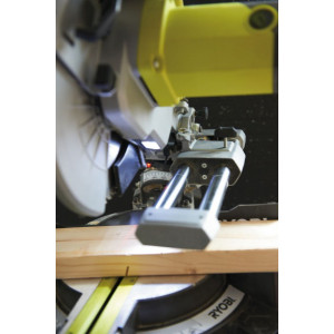 Торцовочная пила Ryobi EMS254L 5133001202 в работе