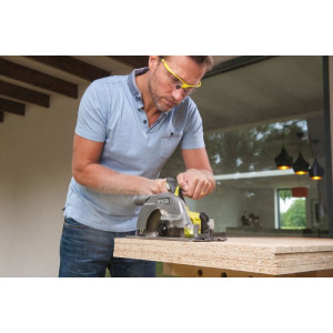 Циркулярная пила Ryobi R18CS7-0 5133002890 (без АКБ) в работе