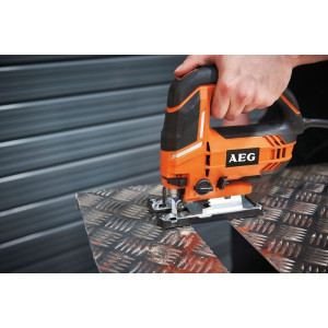 Электролобзик AEG Powertools STEP 100 X 4935451000 в работе с металлом