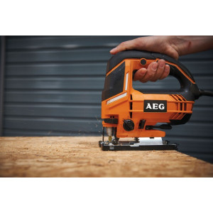 Электролобзик AEG Powertools STEP 100 X 4935451000 в работе с деревом