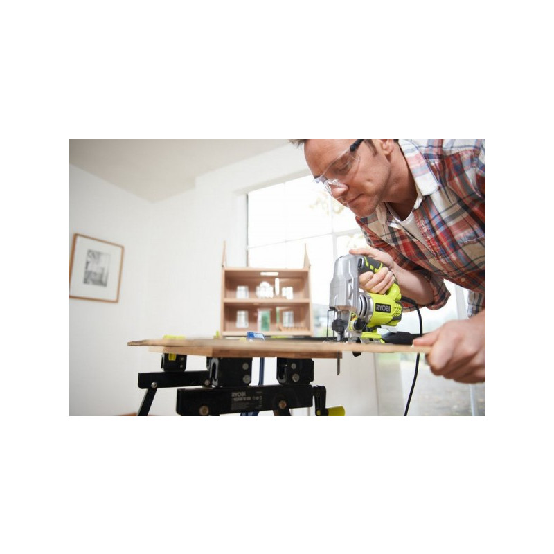Электролобзик Ryobi RJS1050-K 5133002219 в работе с деревом