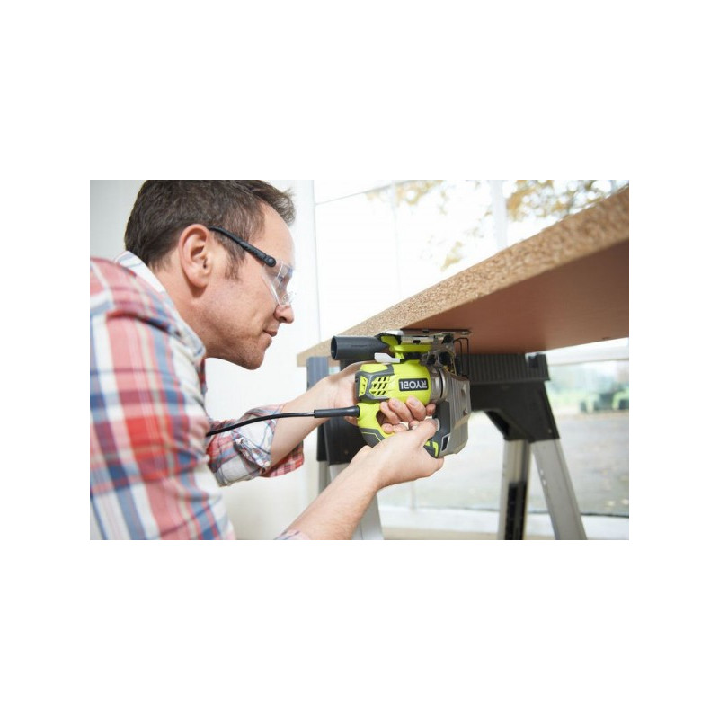 Перевернутый электролобзик Ryobi RJS1050-K 5133002219 в работе с деревом