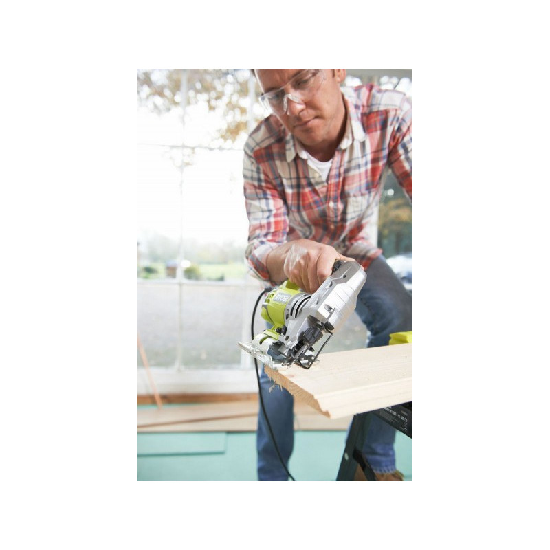 Электролобзик Ryobi RJS1050-K 5133002219 в работе с деревом на улице