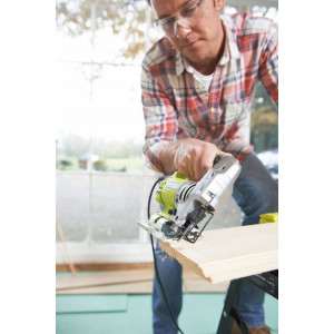 Электролобзик Ryobi RJS1050-K 5133002219 в работе с деревом на улице