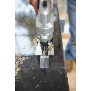 Электролобзик Ryobi RJS1050-K 5133002219 с направляющей реза в работе