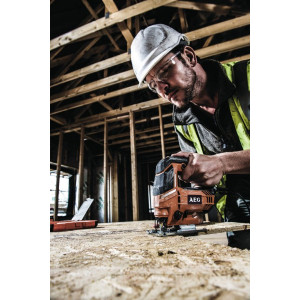 Электролобзик AEG Powertools Step 100 4935451001 в работе