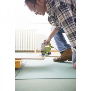 Электролобзик Ryobi RJS750-G 5133002215 в работе с листовым материалом