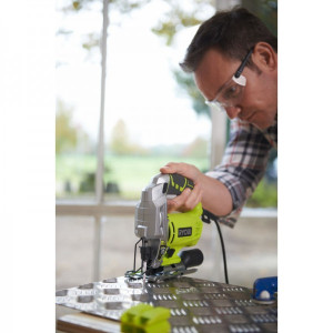 Электролобзик Ryobi RJS750-G 5133002215 на улице в работе