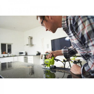 Электролобзик Ryobi RJS750-G 5133002215 в работе с металлом