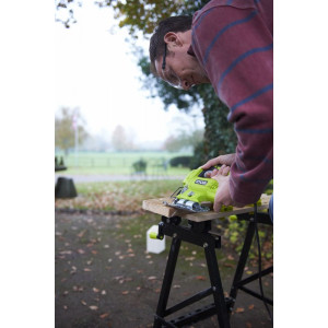 Электролобзик Ryobi RJS750-G 5133002215 на улице в работе с металлом