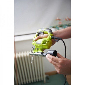 Электролобзик Ryobi RJS750-G 5133002215 в руках