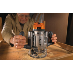 Фрезер AEG Powertools MF 1400 KE 4935411850 в процессе работы