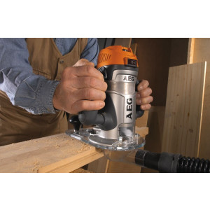 Фрезер AEG Powertools MF 1400 KE 4935411850 с подключенным пылесосом