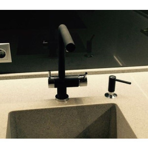 Дозатор Omoikiri OM-02 черный в сочетании со смесителем