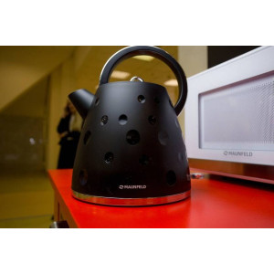 Электрочайник Maunfeld MFK-647BK в интерьере