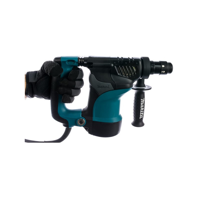 Перфоратор Makita HR 2811 FT в руке