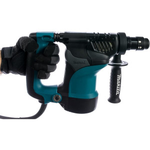Перфоратор Makita HR 2811 FT в руке