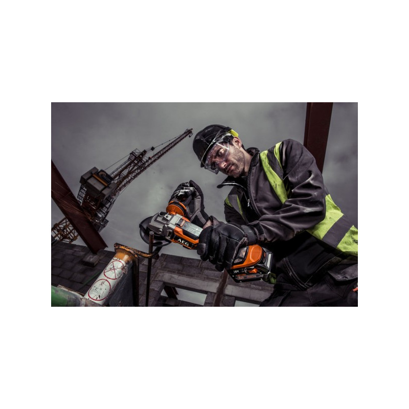 Угловая шлифмашина AEG Powertools BEWS 18-125BL-502C 4935464417  в работе