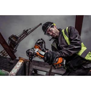 Угловая шлифмашина AEG Powertools BEWS 18-125BL-502C 4935464417  в работе