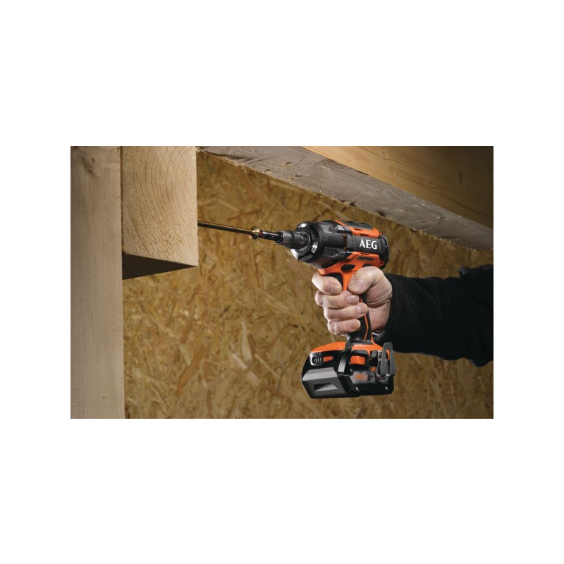 Гайковерт AEG Powertools BSS 18C 12ZBL LI-402C 4935459427 в процессе закручивания шурупа