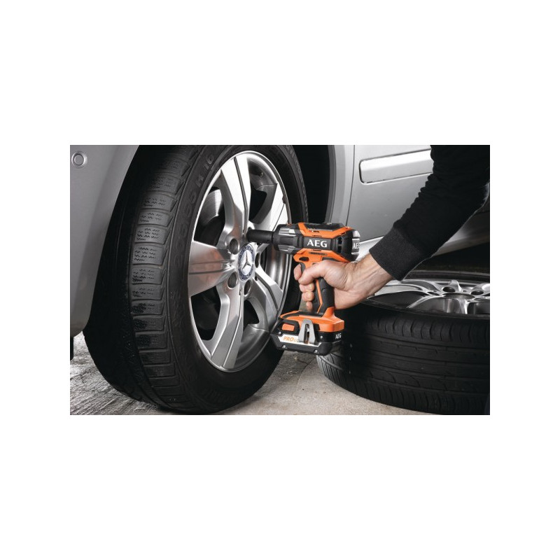 Гайковерт AEG Powertools BSS 18C 12ZBL LI-402C 4935459427 в процессе закручивания гаек