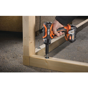 Гайковерт AEG Powertools BSS 18C 12ZBL LI-402C 4935459427 в процессе работы