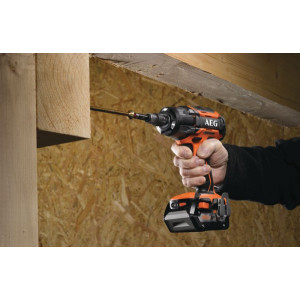 Гайковерт AEG Powertools BSS 18C 12ZBL LI-402C 4935459427 в процессе закручивания шурупа