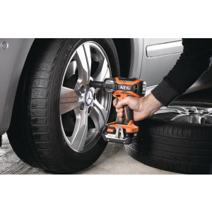 Гайковерт AEG Powertools BSS 18C 12ZBL LI-402C 4935459427 в процессе закручивания гаек