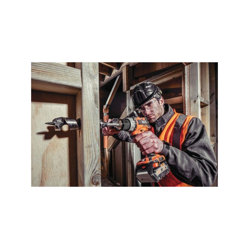 Дрель-шуруповерт AEG Powertools BSB 18C2BL-0 4935472009 (без АКБ) в процессе сверления стены