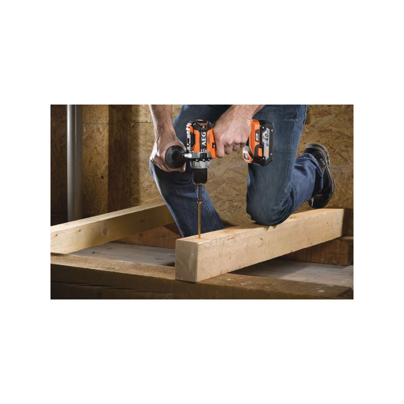 Дрель-шуруповерт AEG Powertools BSB 18C2BL-0 4935472009 (без АКБ) в процессе завинчивания шурупа