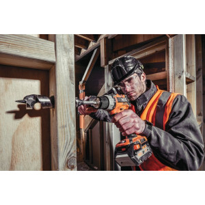 Дрель-шуруповерт AEG Powertools BSB 18C2BL-0 4935472009 (без АКБ) в процессе сверления стены