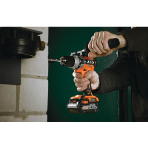 Дрель-шуруповерт AEG Powertools BSB 18C2BL-0 4935472009 (без АКБ) в процессе работы