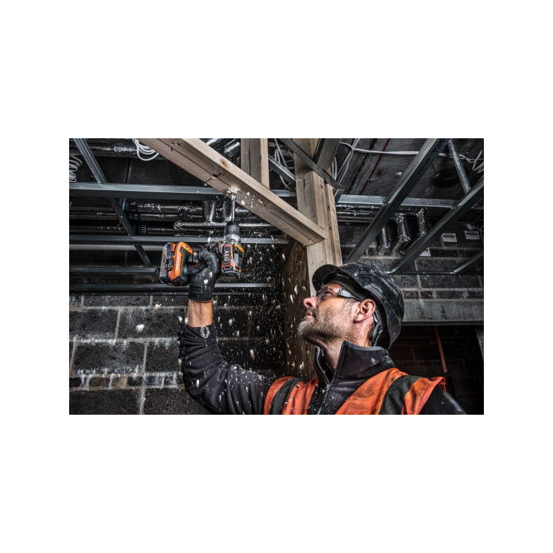 Дрель-шуруповерт AEG Powertools BS 18SBL-202C 4935472277 в процессе сверления в дереве