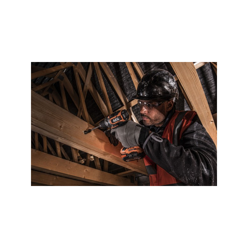 Дрель-шуруповерт AEG Powertools BS 18SBL-202C 4935472277 в процессе сверления